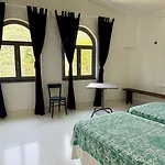 Host4u - A Beautiful Gardened Maria's House Lejlighed