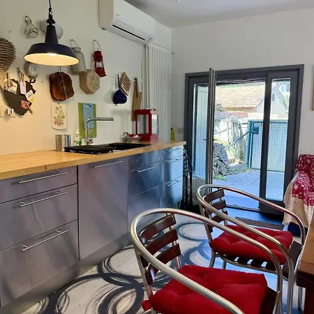 Appartement A Beautiful Gardened Maria's House - By Host4u *