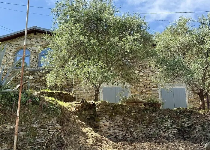 Host4u - A Beautiful Gardened Maria's House شقة